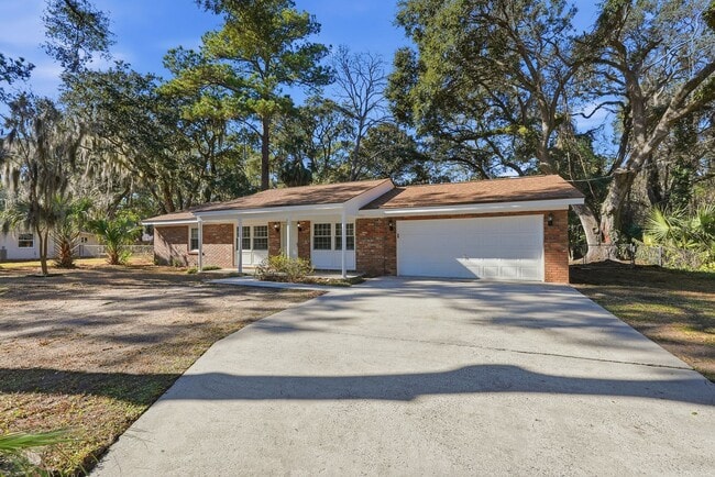 Building Photo - Ranch Home on Wilmington Island For Lease!