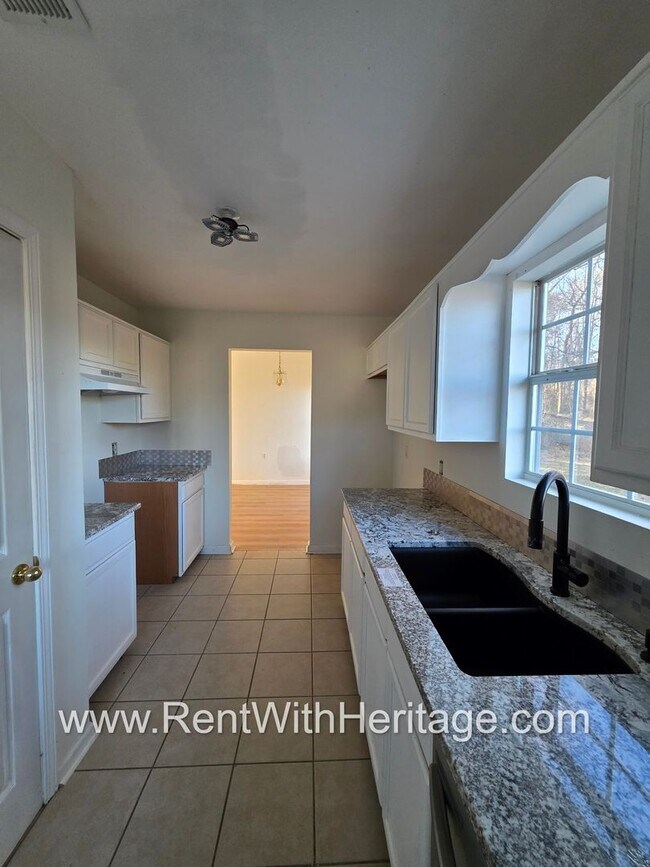 Building Photo - Awesome 3 bd/ 2 bath home / Ranch Home / No Steps / Upgrades Galore / Great Location