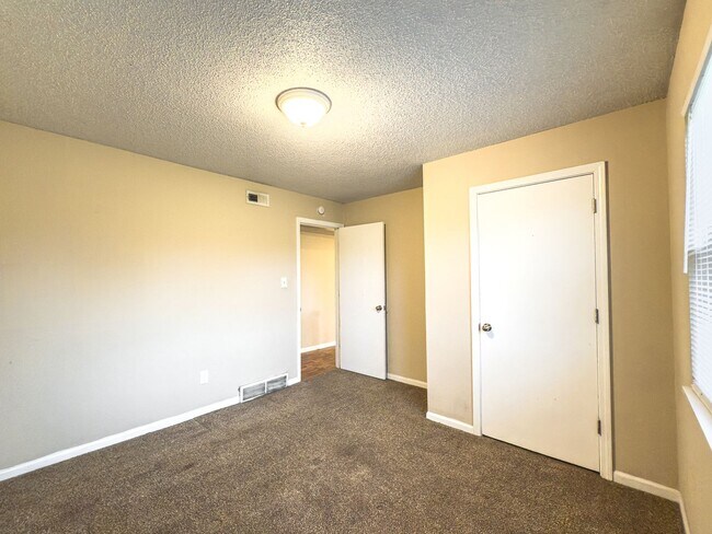 Building Photo - 2503-2503 E Morris Dr