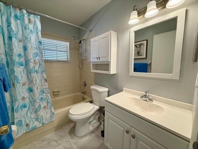 Building Photo - 5850 Summerfield Ct