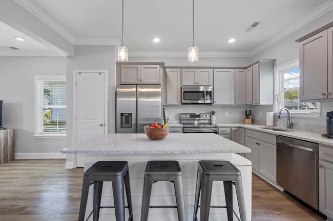 Building Photo - 631 NE Bellingham Dr