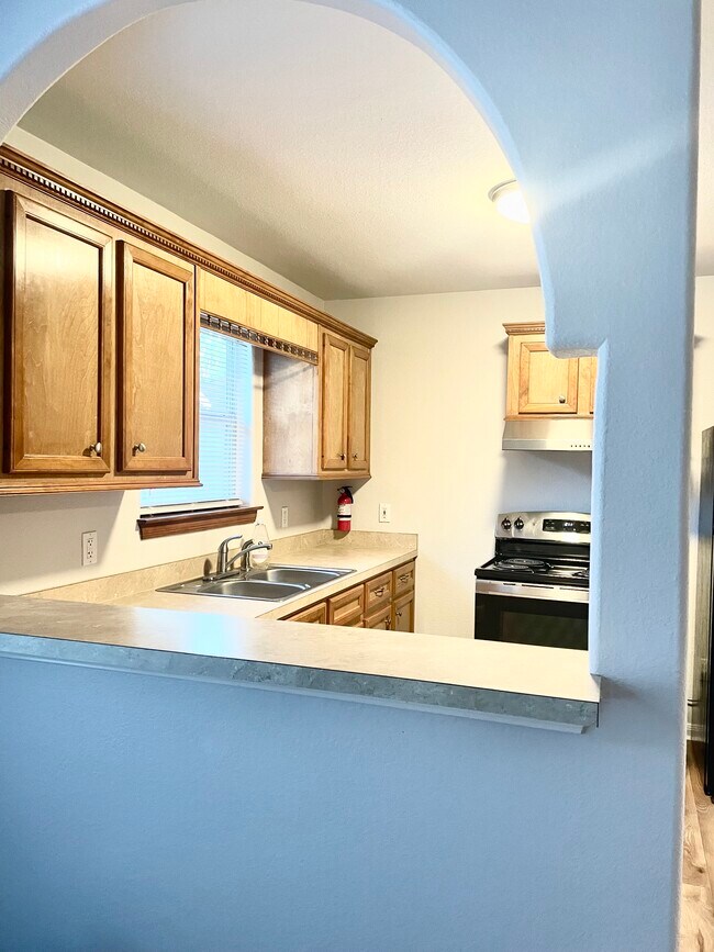 Full kitchen - 2024 Jean St