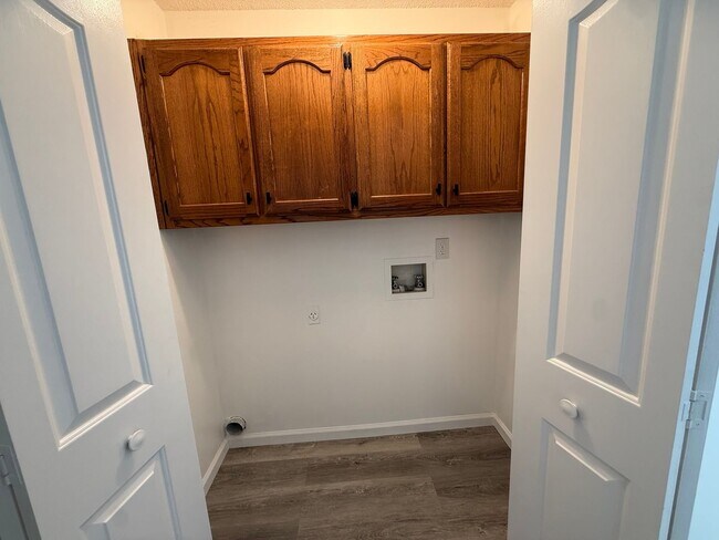 Building Photo - Freshly Updated 2/2 Townhome