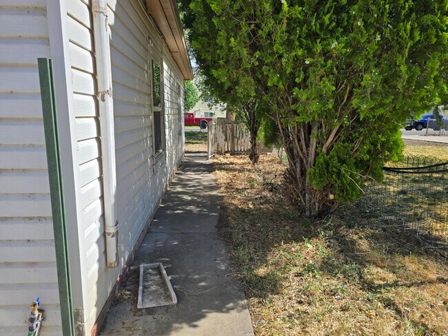 Building Photo - 1824 Rood Ave