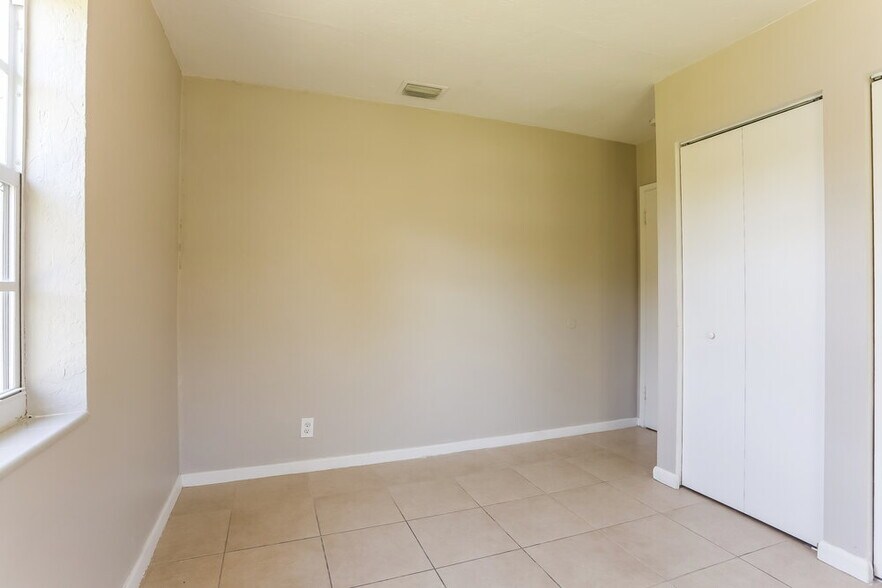 Building Photo - 1107 NW 15th Ct