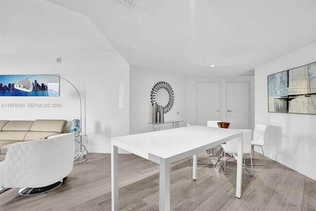 Building Photo - 1300 Brickell Bay Dr