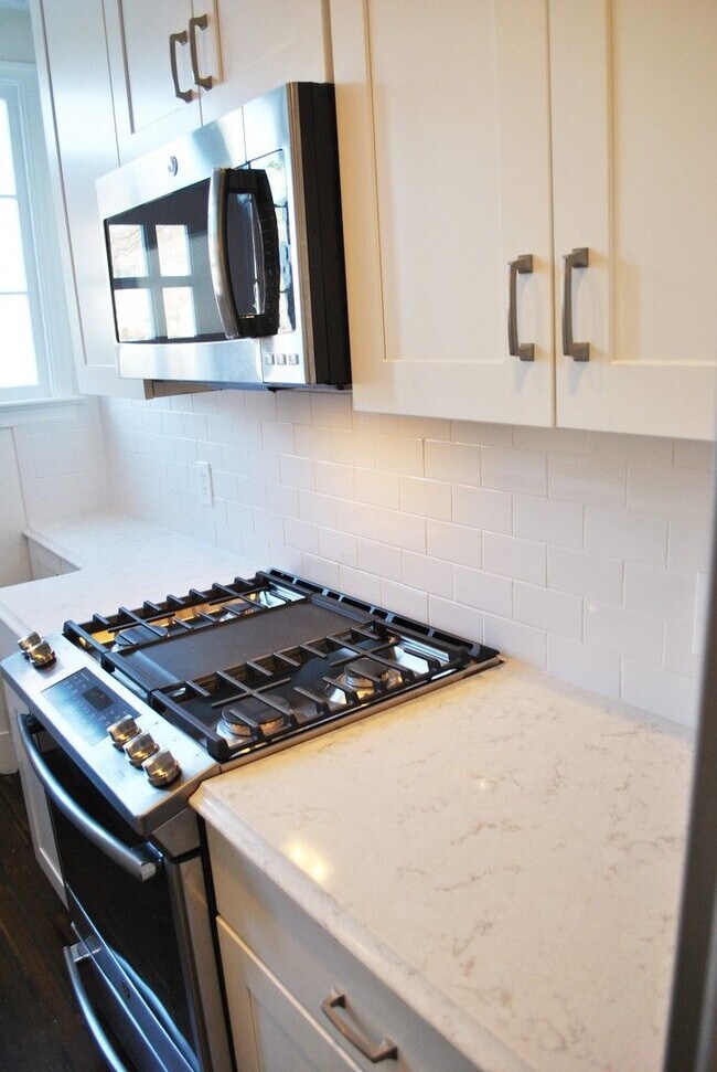 Building Photo - Georgetown near GT Medstar Hospital, Chic Rowhouse 5br/3Ba w/Yard, Deck, Parking