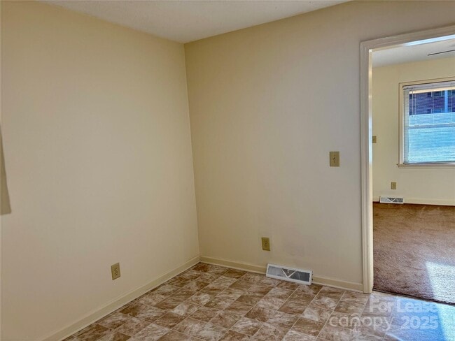 Building Photo - 124 Hillcrest Dr