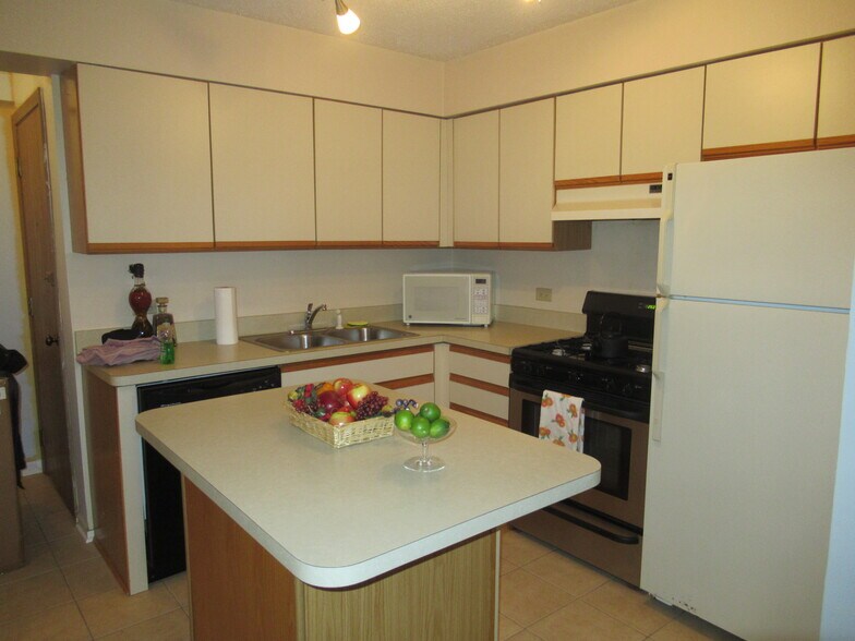 Building Photo - 9 Cedar Ct