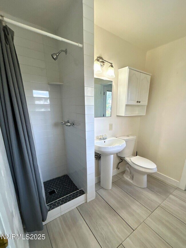 Building Photo - 640 James Ln