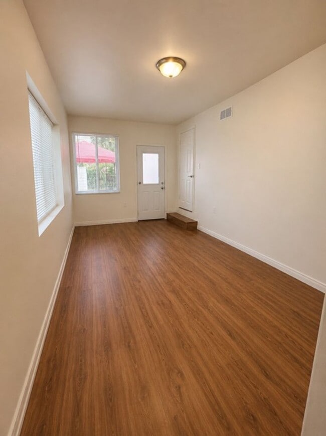 Building Photo - Sherman Oaks 2BD w/ Private Backyard, In-Unit W/D & Parking