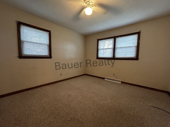 Building Photo - Three Bedroom, Crestview Local Schools
