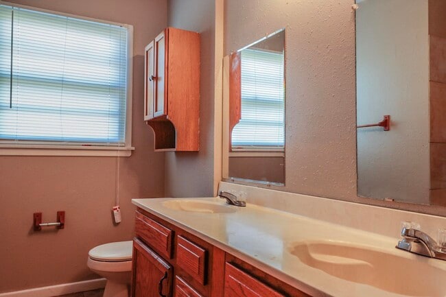 Building Photo - 2005 43rd St