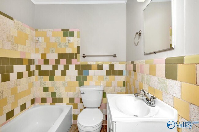 Building Photo - 512 Oshaughnessy Ave NE