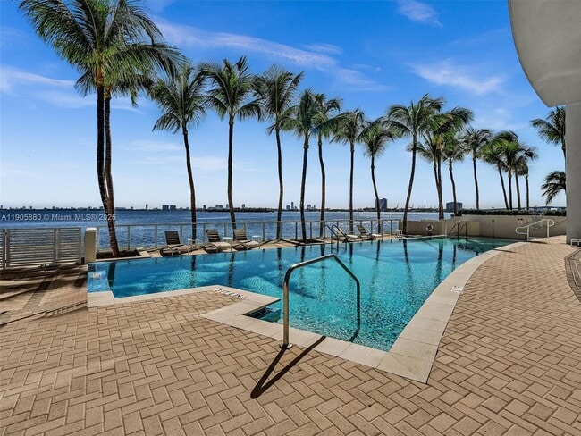 Building Photo - 665 NE 25th St