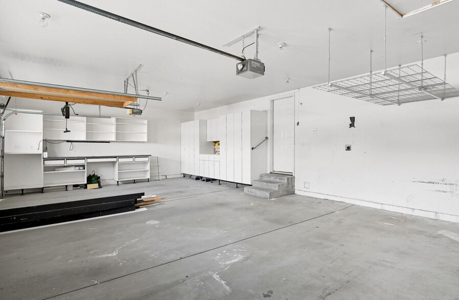 Building Photo - 298 S Staci Ct