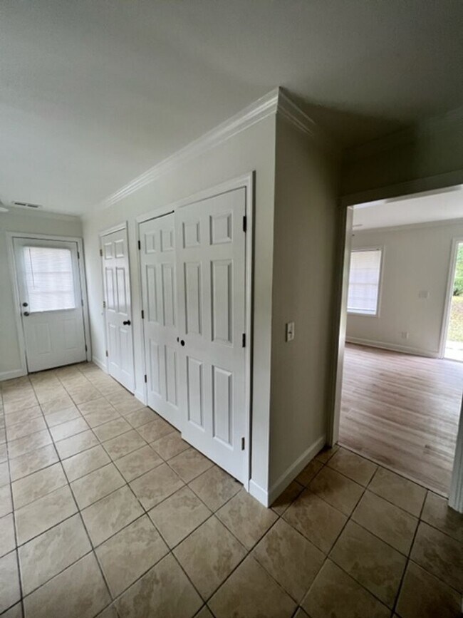 Building Photo - Three Bedroom in Ridgeland