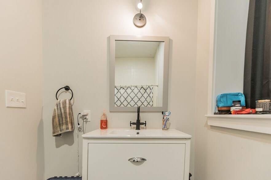 Building Photo - 1152 S 12th St