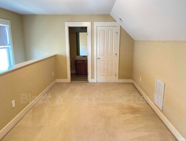 Building Photo - 43 Danbury Ct
