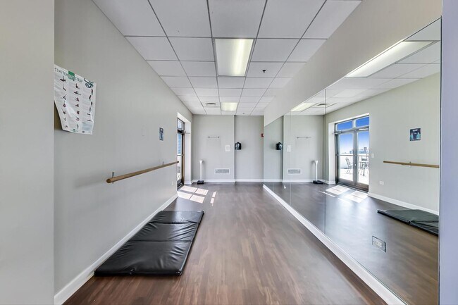 Building Photo - 1322 S Prairie Ave