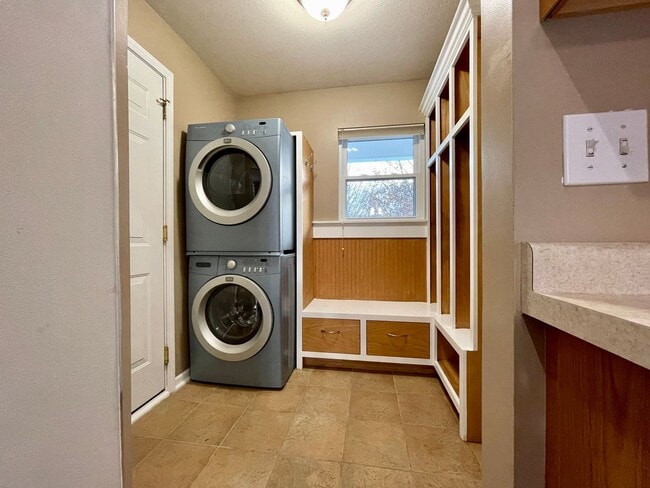 Building Photo - Spacious 4 Bedroom 3 Bathroom home