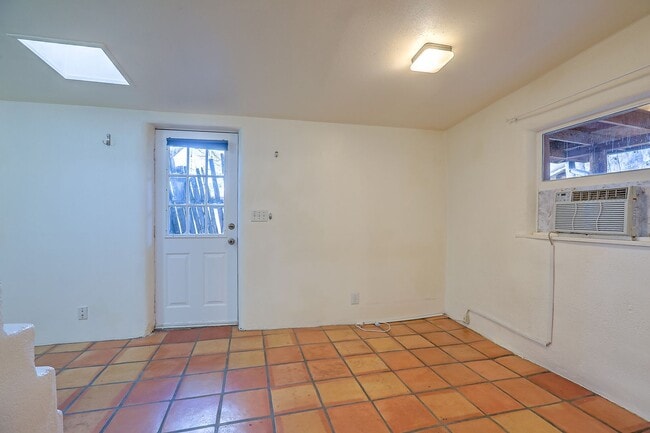 Building Photo - Quaint Studio in Prime Location