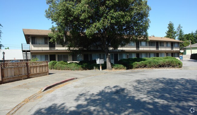Primary Photo - Golden Oak Court