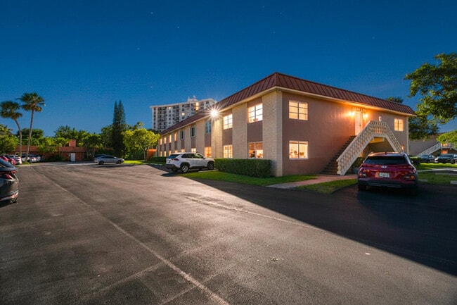 Building Photo - 124 NE 19th Ct