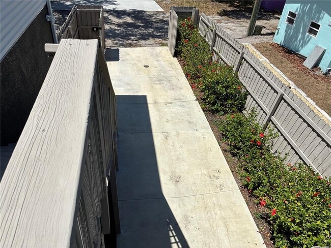 Building Photo - 2651 Bayside Dr S