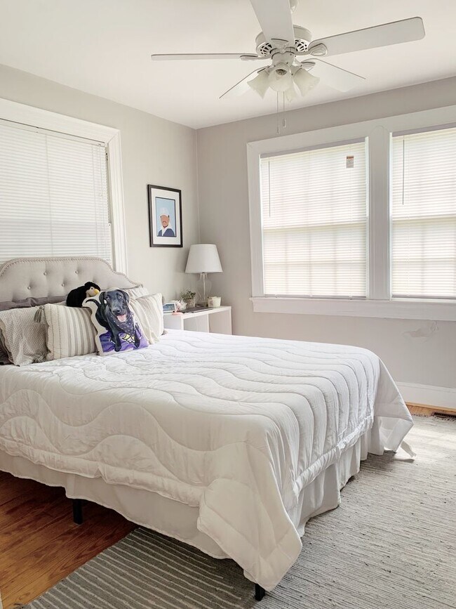 Building Photo - 3 Bedrooms 2 Full Bathrooms (one block fro...
