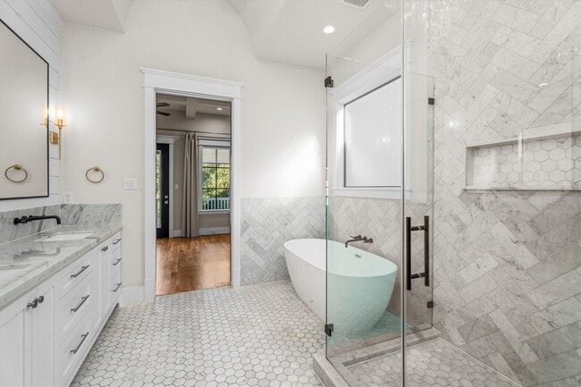 Building Photo - 726 E 28th St