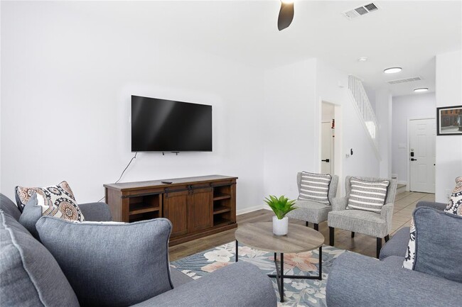 Building Photo - 7510 Lazy Creek Dr