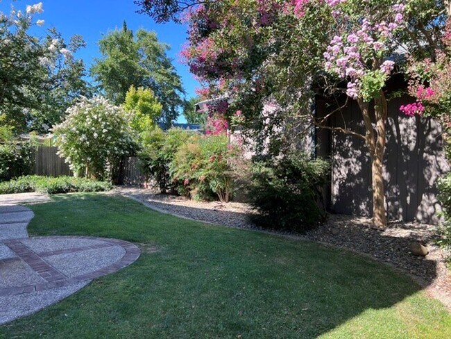 Building Photo - Nice pocket home with two fireplaces. Gardening service is included.