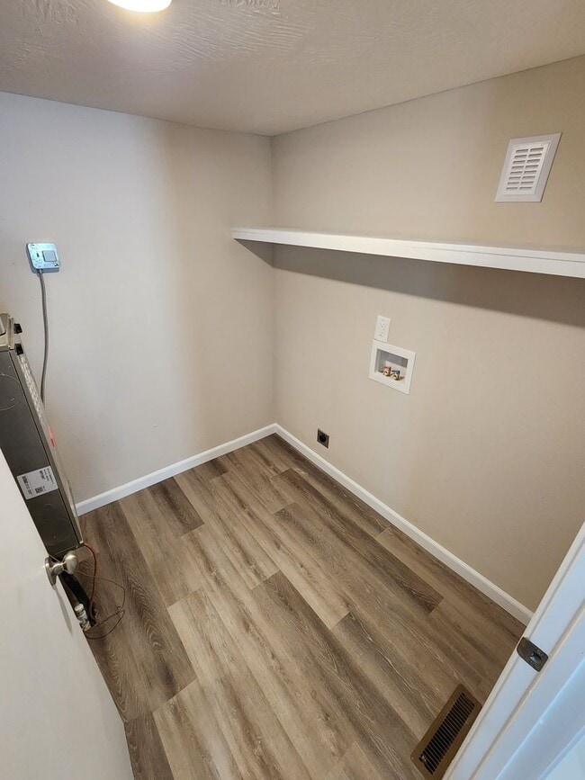 Building Photo - Spacious 3-Bedroom, 1-Bathroom Home AVAILABLE NOW!!