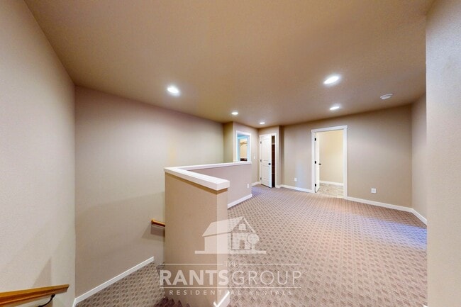 Building Photo - Beautifully upgraded townhome in a quiet L...