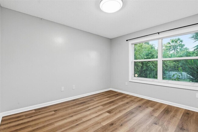 Building Photo - 7 Deerwood St