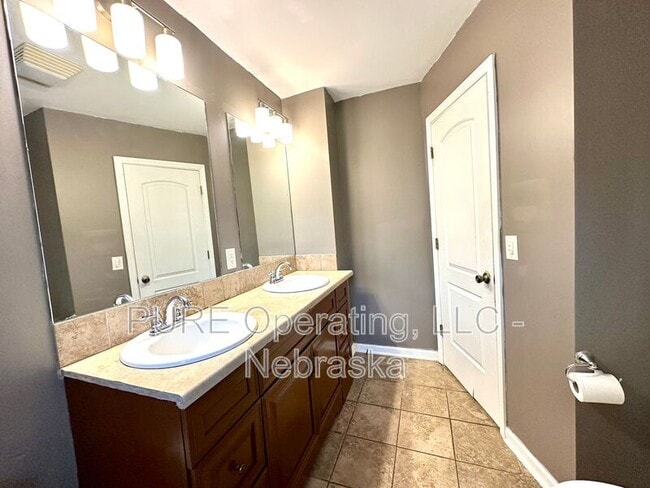 Building Photo - 5851 S 51st St
