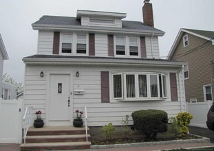 Building Photo - 11 Louis St