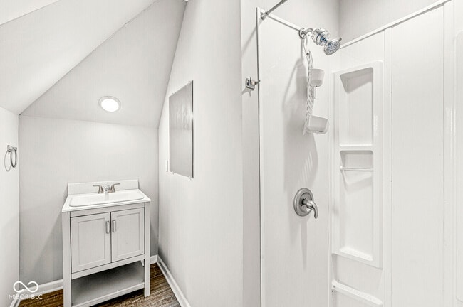 Building Photo - 2345 N Kenwood Ave