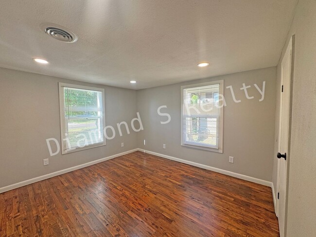 Building Photo - Charming and Clean 2 Bedroom Home Availalbe!