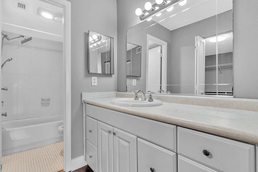 Building Photo - 5961 N Falls Circle Dr