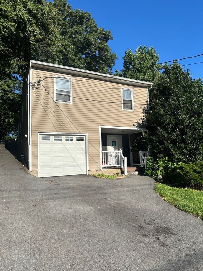 Building Photo - Charming 3 Bed with 2 Baths