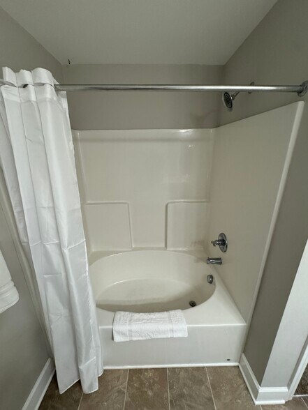 Building Photo - 8205 Lenox Creekside Dr