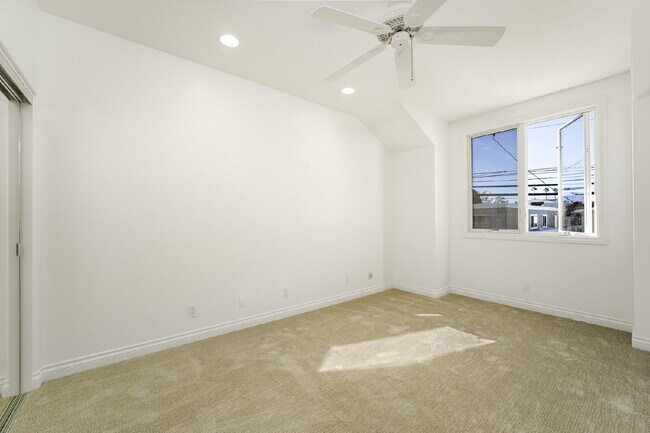 Building Photo - 119 Opal Ave