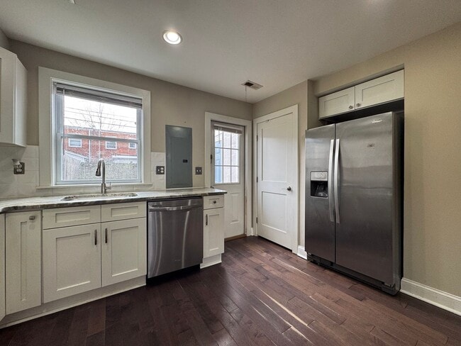 Building Photo - Charming 2 Bed 1.5 Bath Townhome In Beautiful Lily Ponds