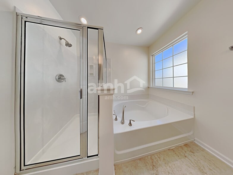 Building Photo - 140 Longford Dr