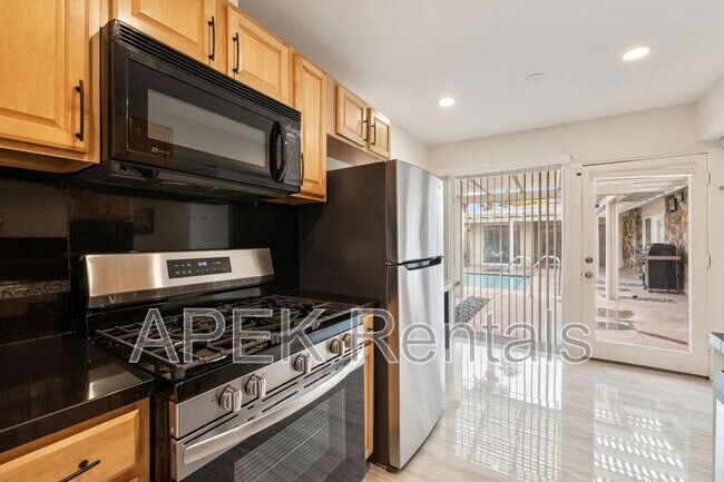 Building Photo - 1425 Vía Soledad