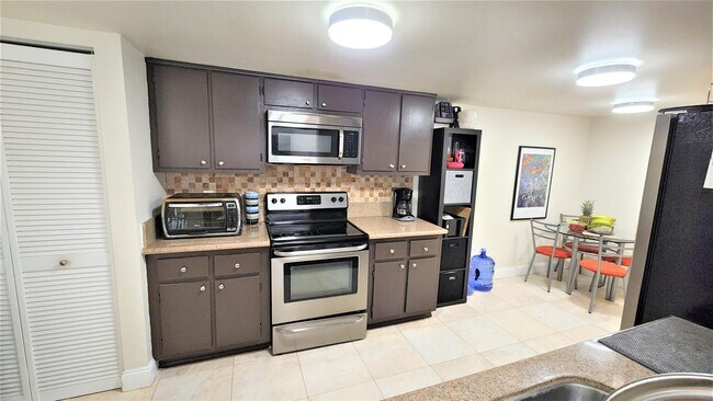 Building Photo - 2255 Lindell Blvd