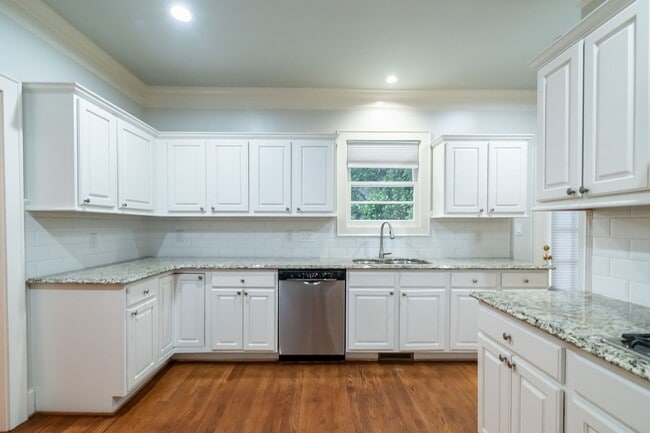 Building Photo - Spacious charmer in the heart of Dilworth ...