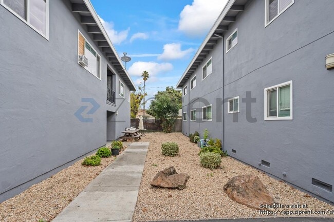 Building Photo - 523 Page St